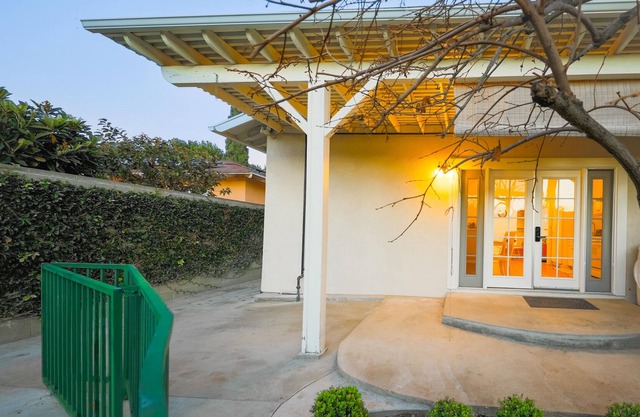 Unit B Cheerful 3 Bedroom Home with Great View罗兰岗B