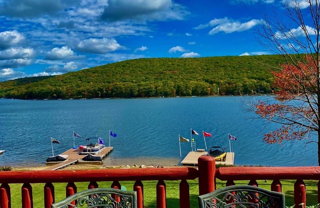 Unobstructed lake views from living areas. Restaurants & activities in minutes
