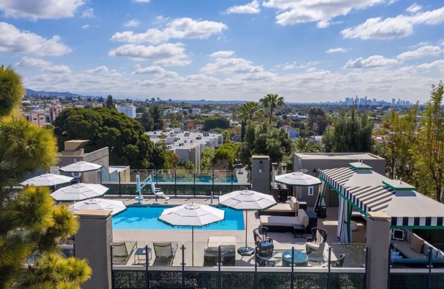 Unveil the Beauty of Los Angeles with 2 Modern Units! Rooftop Pool, Pet-friendly