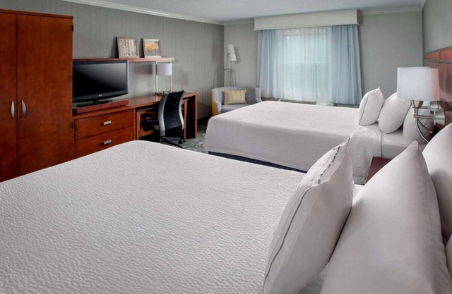 Unwind in Comfort, Close to Top Attractions in Tinton Falls! Parking