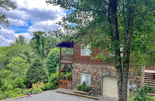 Unwind in Style-FirePit, Fireplace & Mtn Views This Fall @AppalachianHideaway