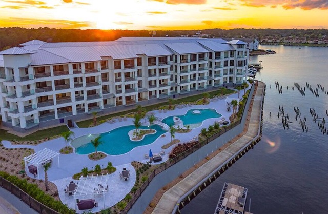 Unwind & Sail away at our Stylish Marina Home