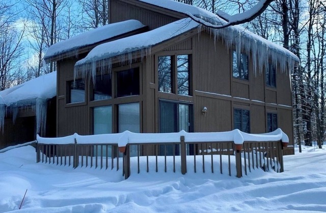 Up North cabin in the woods: a perfect spot for nature lovers & adventurers!