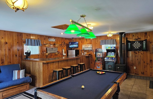 Up North Retreat - hot tub - pool table -kayaks- yard games- arcade