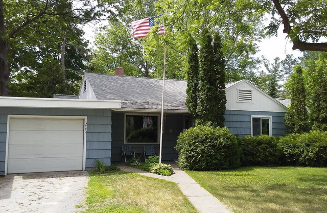 Up north retreat in the heart of Indian River! Available all seasons