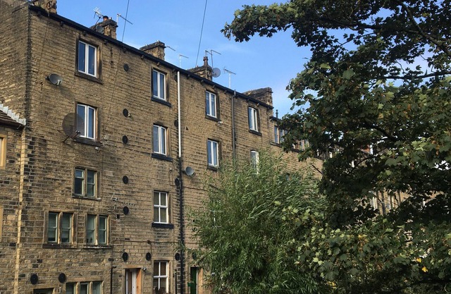 UP-TOP COTTAGE, character holiday cottage in Holmfirth