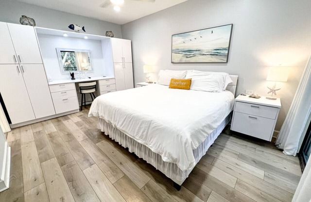 Updated 1/1 Pool, Walk to Beach and Golf course!