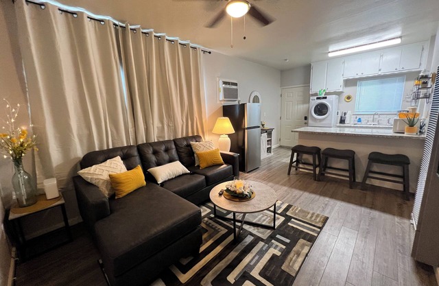 Updated 1 bedroom near shopping and restaurants