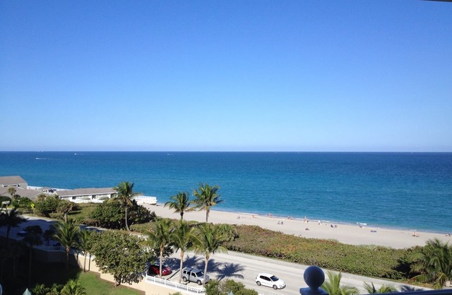 Updated 2 Bedroom Condo in Jupiter Beach Ocean Racquet with Short walk to Beach