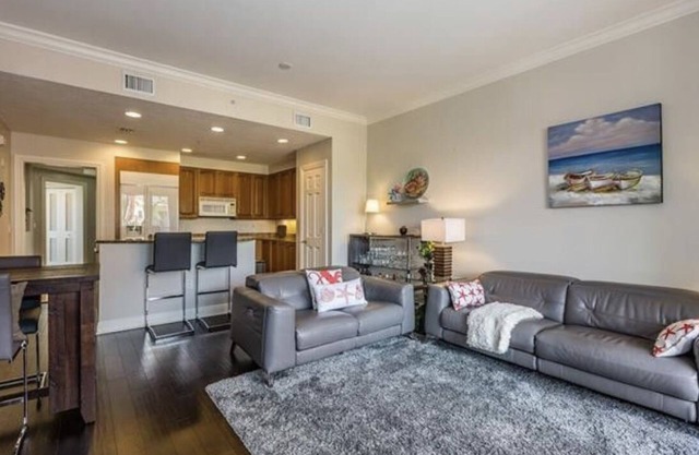 Updated 2 BR Condo in Esplanade, Great location in the middle of everything!