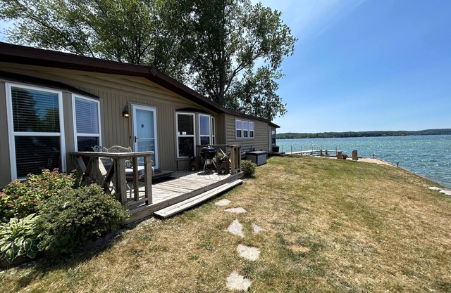 Updated 3 bedroom; 2 bath home on Portage Lake! Sleeps 10!