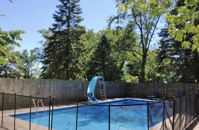 Updated 4 Bedroom Farm House, 14 Acres, Inground Swimming Pool, Nature Trails