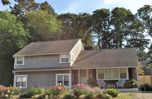 Updated 5 bedroom home only half a mile To Craigville Beach
