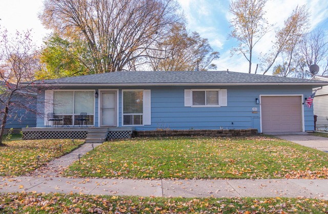 Updated 5 bedroom ranch w/fenced in yard and 100"+ projector near downtown!