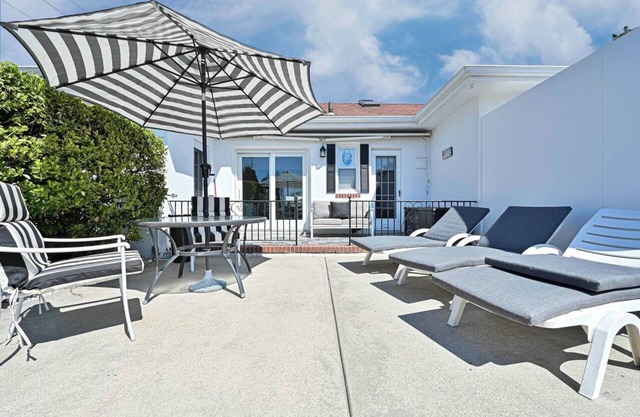 Updated A-Zone Beach Block+, 2 Bedroom, 2 Bath, Sleeping 6,