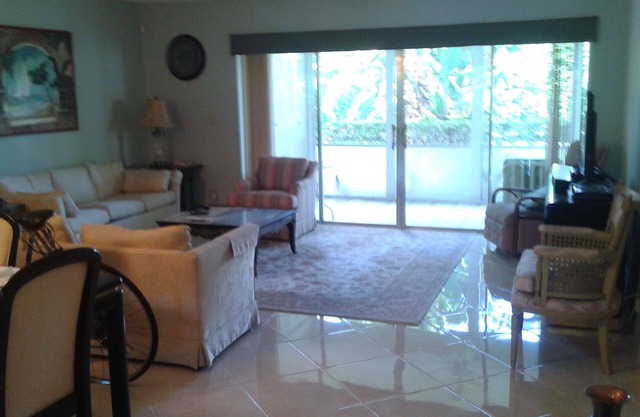 Updated and modern 2 bd/2 ba villa in warm SE Florida near the Ocean