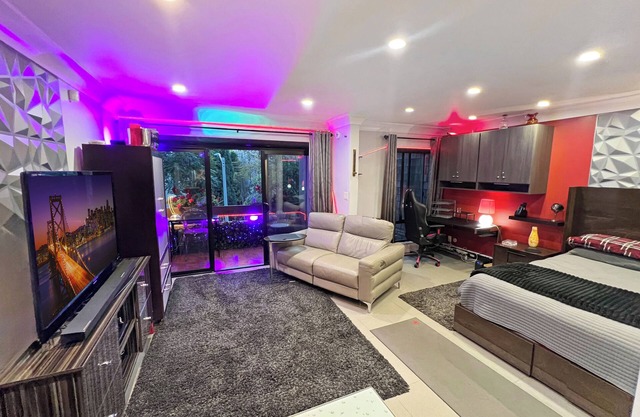 Updated Beautiful luxury bright condo in center of West Hollywood/balcony-pool