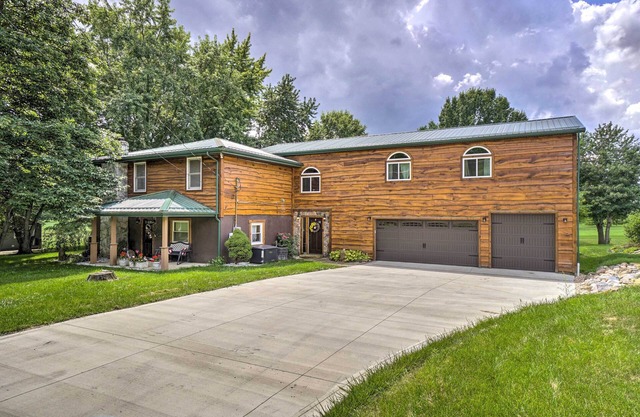 Updated Buckeye Lake Retreat w/Game Room!