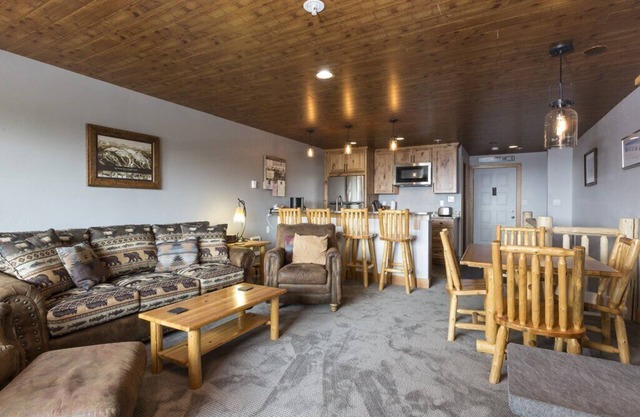 Updated Condo Near Slopes