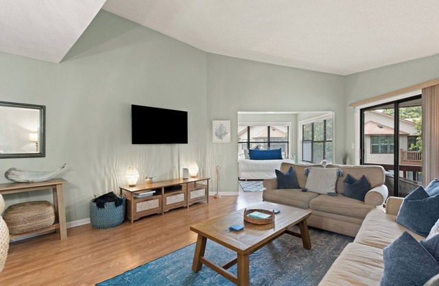 Updated Condo, Steps to Tennis + Pickleball Courts, Beach and Village, w/a Pool