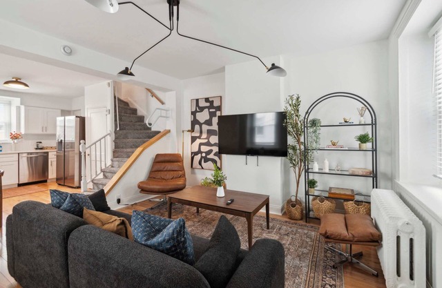 Updated Corner Rowhome with Parking, Sleeps 8
