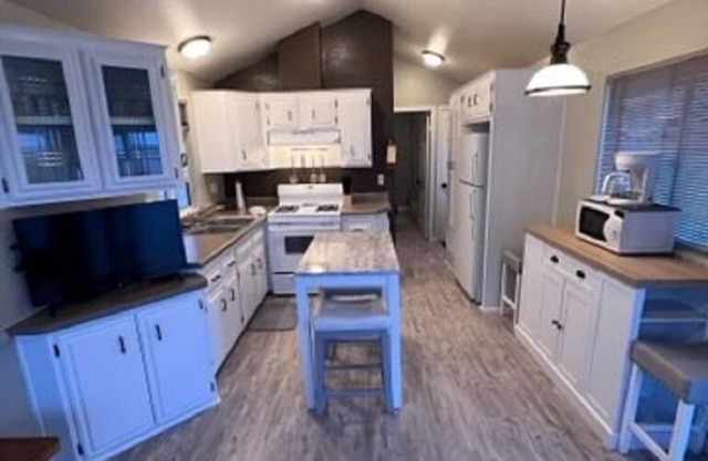 Updated Cottage in Lake-Front Community with Boat Ramp & Docks-Best Location!