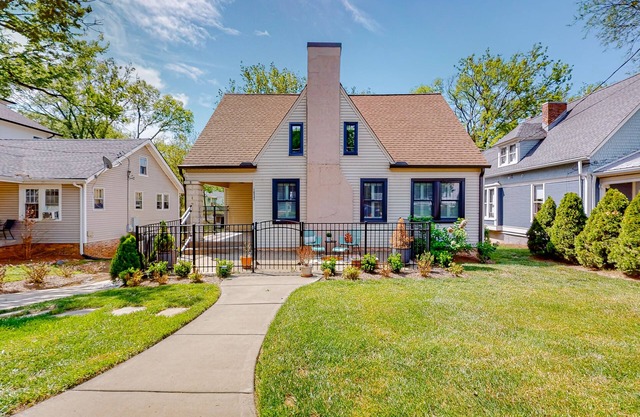 Updated cottage with deck, patio, firepit, washer/dryer, & central AC