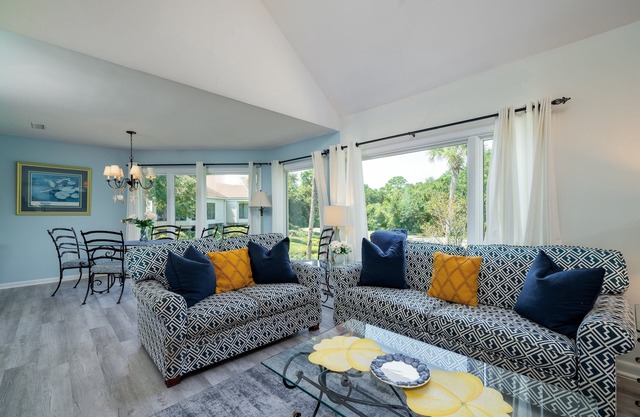Updated Family Spinnaker! Easy Walk to Pelican Beach, Pools, Golf! Amenity Cards!