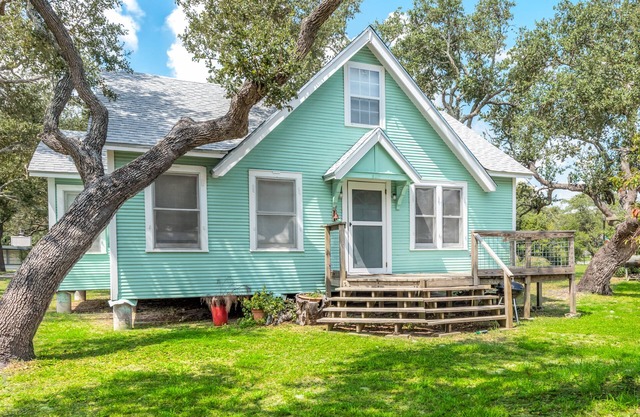 Updated Farm House on 1/2 Acre 1 Block From Aransas Bay