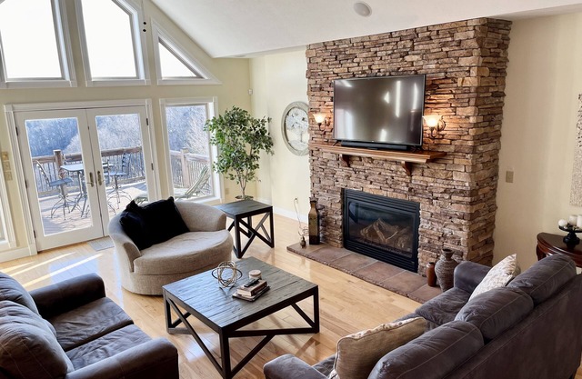 Updated Game Room with Arcade Style Games, 7 BR, 2 Kitchens, sleeps up to 25!