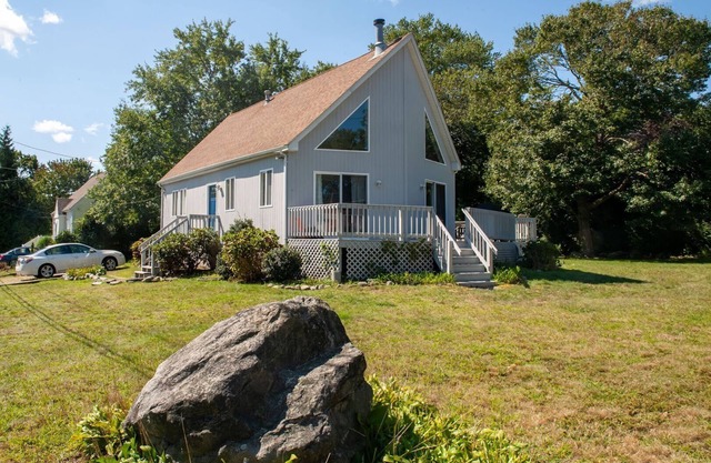 Updated Home with Passes to Kelly Beach