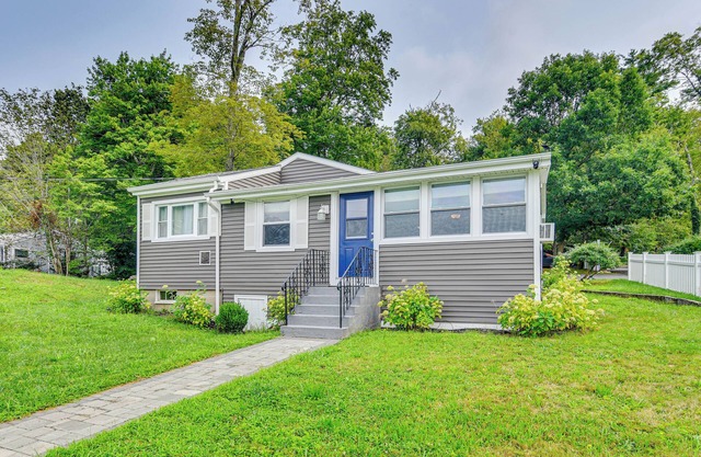 Updated Lakeville Cottage w/Access to Long Pond