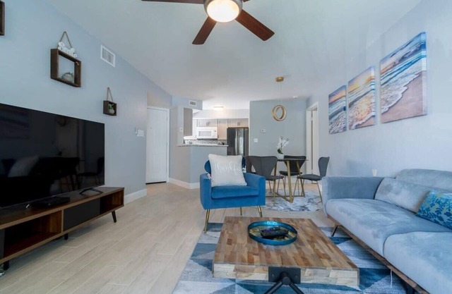 Updated Luxury Condo Close to Beach-Island Club