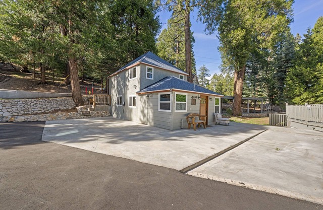 Updated Romantic Cabin close to Lake and shoppings Tesla Charger & huge parking