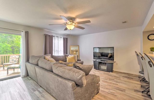 Updated Townhome with Deck about 12 Mi to Beaches!