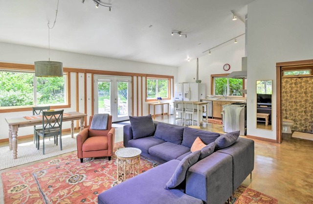 Updated Vashon Island Studio w/ Yard & Ponds!