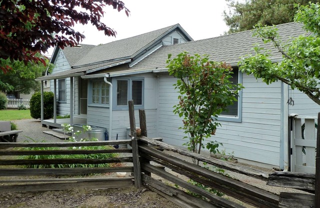 Updated Vintage Farmhouse - walking distance to stores, dining & wine tasting