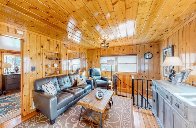 Updated, woodsy cabin with mountain view, deck & fireplace - near Pikes Peak