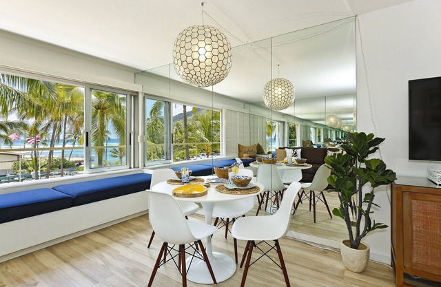 Upgraded Beachfront Studio on Quiet Waikiki beach with Swimming/Surfing!