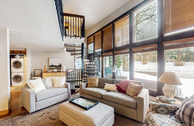 Upgraded condo w/large windows, golf on-site, shared tennis, & basketball