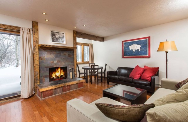 Upgraded High End Mountain Modern 1BR/BA King Bed Aspens Condo
