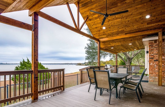 Upgraded Lakefront Retreat on Lake Ray Hubbard