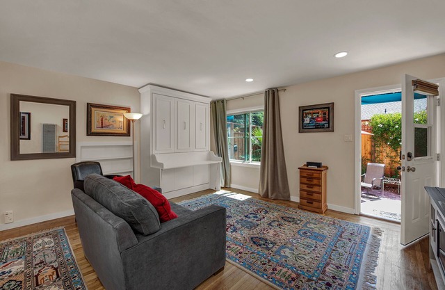 Upgraded Vintage Studio, near downtown SR