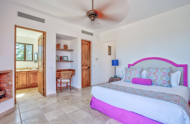 Upper Cascada: Ocean view suite with indoor/outdoor showers