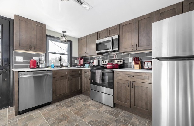 "Upper Magnolia"- Nice 2 Bed Apt Fully Remodeled and Stocked