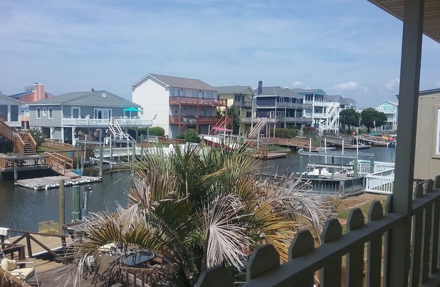 Upper unit canal home. Short walk to Holden Beach. Excellent location!