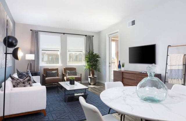 Upscale 1BR Condo w Fireplace at Murphy Station