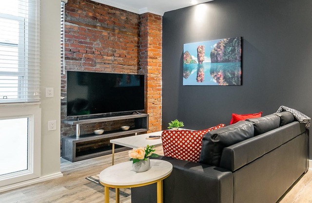 Upscale 2BR Condo with Netflix - Prime Location