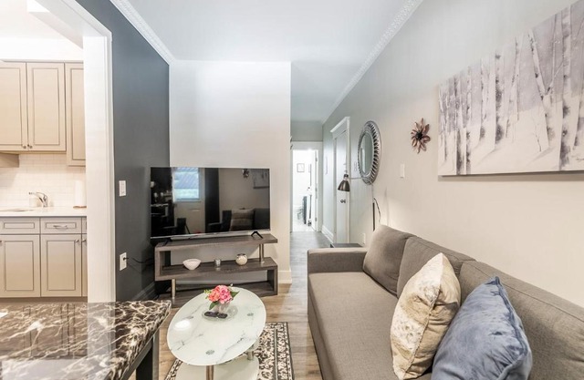 Upscale 2BR with King Bed - Prime Location