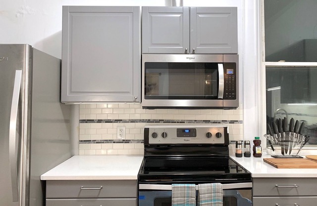 Upscale 3 BR near UC, DAAP, CCM, Hospital and Zoo w/Parking and Laundry, 2FL
